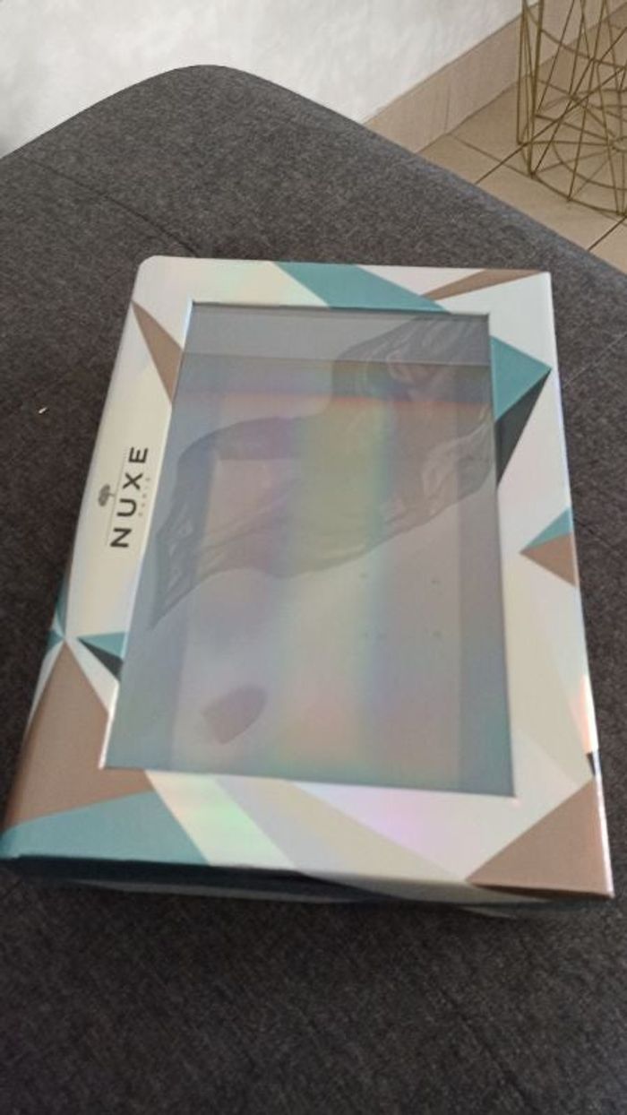 Boite cadeaux Nuxe. Très bon état