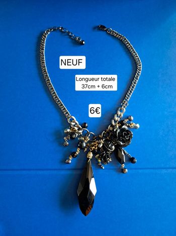 Collier court NEUF avec pendentif et breloques