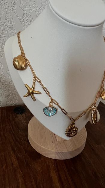 Collier à breloques coquillages