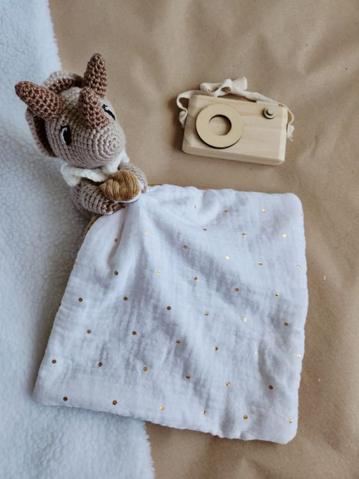 Doudou câlin lange Hector le Dinosaure Triceratops en crochet fait main cadeau de naissance anniversaire personnalisable