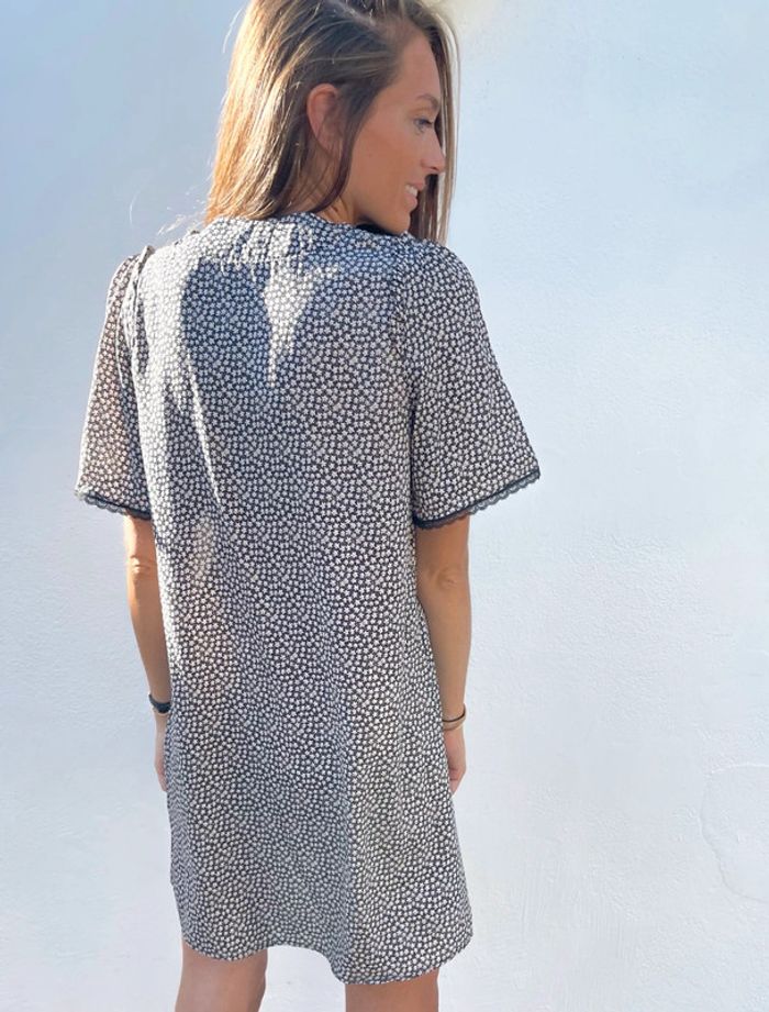 🌟 Robe manches courtes à dentelle noir et blanche à fleurs - photo numéro 4