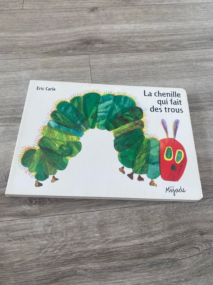 Livre la chenille qui fait des trous