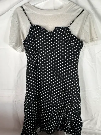 Robe noire à pois + t-shirt blanc léger YesStyle