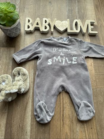 - Pyjama - 1 mois - Très bon état, petite tache