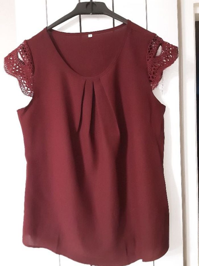 T-shirt bordeaux. Mancherons en dentelle