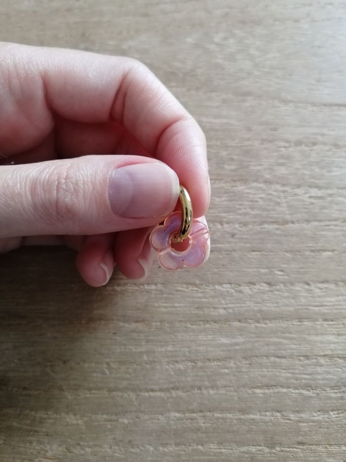 Boucles d'oreilles anneaux dorés en acier inoxydable avec petite fleur rose orangée neuves - photo numéro 4