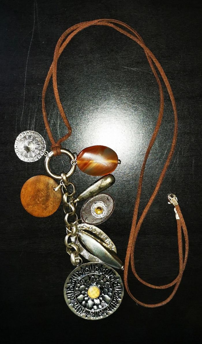 Long collier sautoir cuir bois métal et pierre