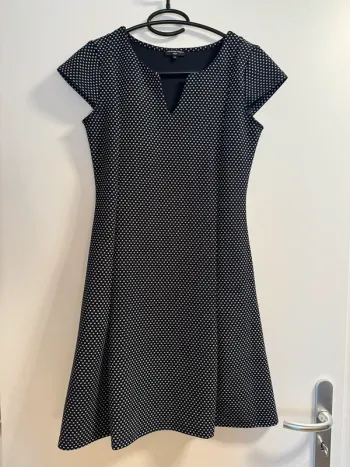 Robe bleue marine à motifs blancs