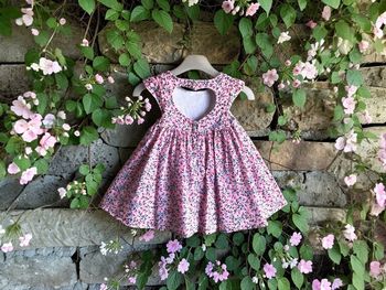 ORCHESTRA - ROBE BÉBÉ FILLE MOTIF FLEURS, DOS DÉCOUPE COEUR & TEINTES FLASHIES 9M