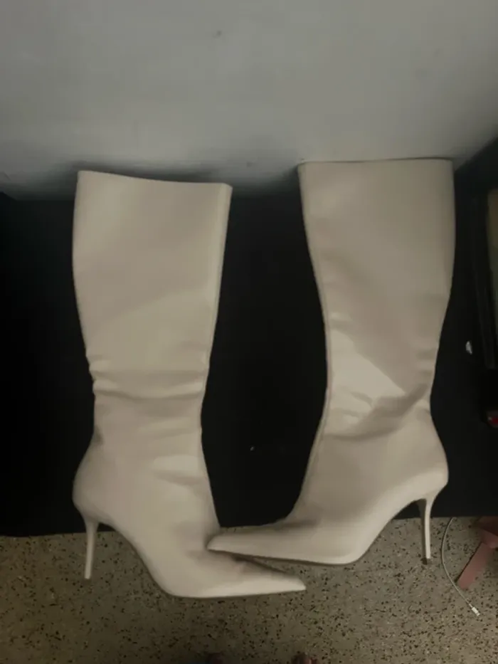 Bottes Zara très bon état beige .