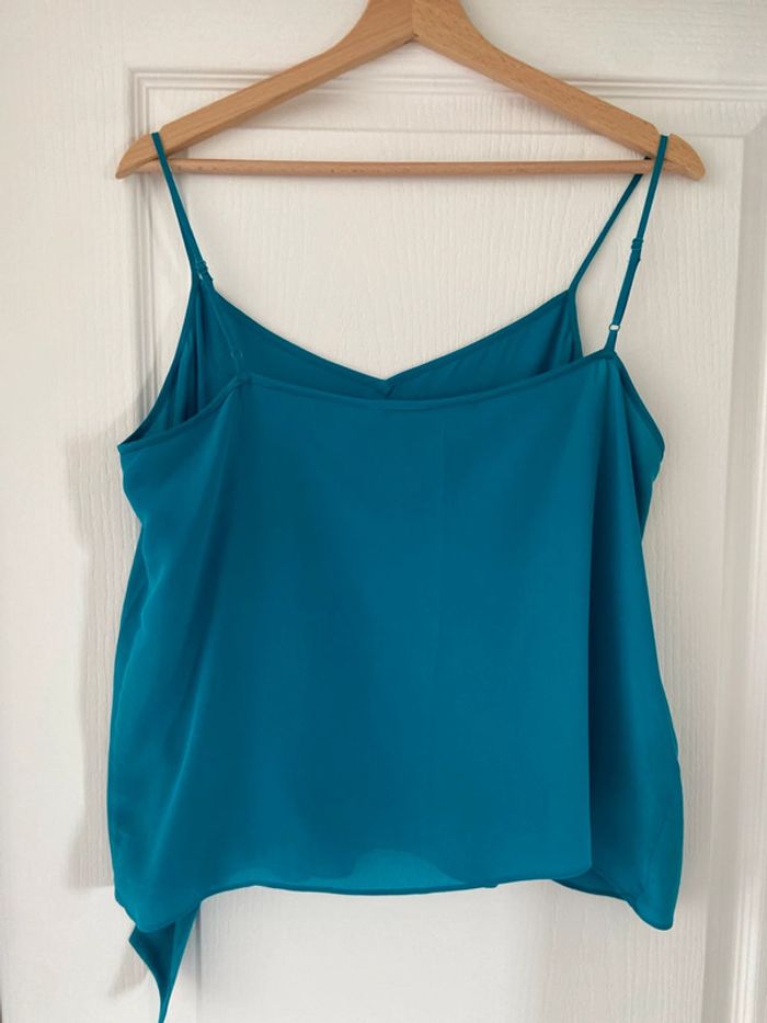 Top neuf fines bretelles en soie bleu turquoise/vert Comptoir des Cotonniers taille 42 - photo numéro 2