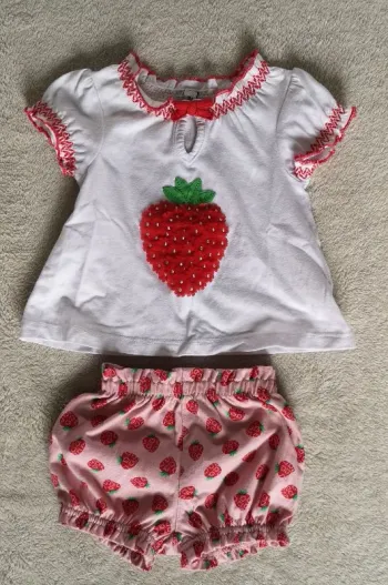 Tenue bébé fille fraise
