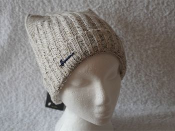 Bonnet écru avec des petits fils noirs, argentés, dorés fantaisie Herman neuf pour Femme