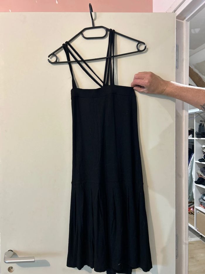 Robe noire à bretelles