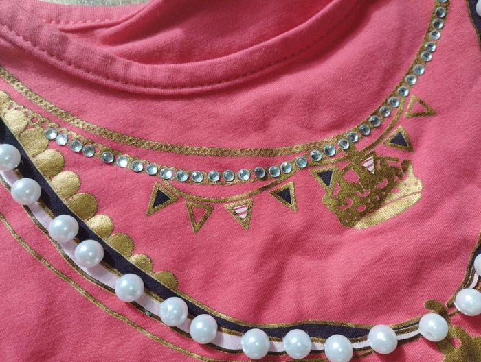 T-shirt girly neuf effet collier effet 3D avec perles , noeud 🎀, pendentif doré danseuse 2 ans - photo numéro 5