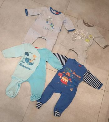 Lot de 4 pyjamas grenouillères garçons fins en coton 9 mois 
Très bon état