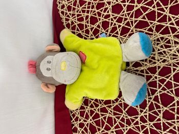 Doudou marionnette singe SUCRE D'ORGE vert jaune anis