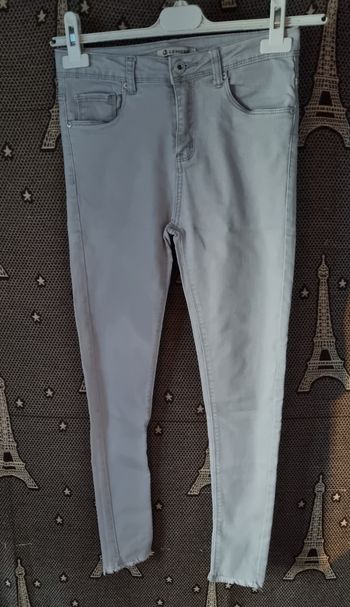 Jean gris taille 38 effet usé aux chevilles