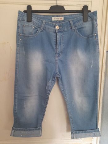 Pantacourt en jean bleu, brodé et strassé, marque X-MAX, taille 44