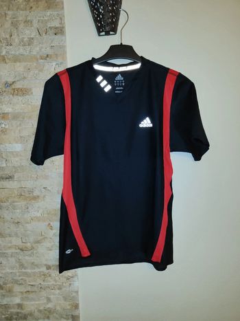 T-shirt noir et rouge Adidas