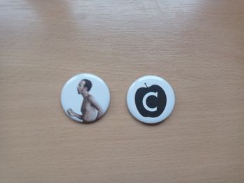 Lot de 2 badges collector Calogero "Pomme C"