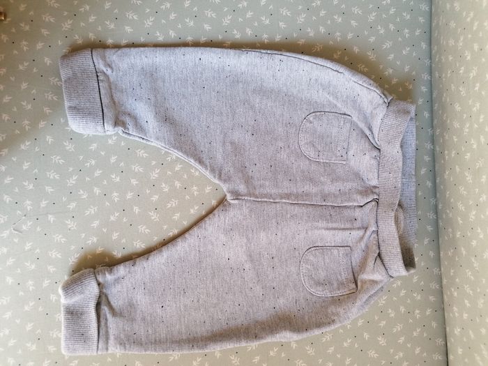 Pantalon de jogging forme Sarouel marque Vertbaudet taille 18 mois
