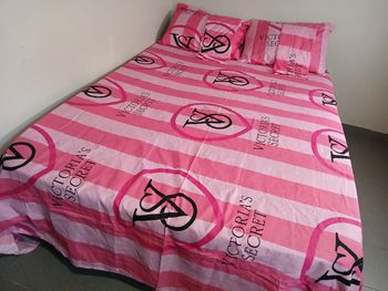 Drap de lit avec 4 taies d'oreiller