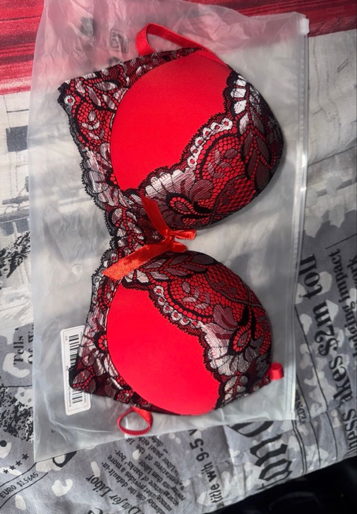 Soutiens-gorges rouge et noir dentelle neuf - photo numéro 3