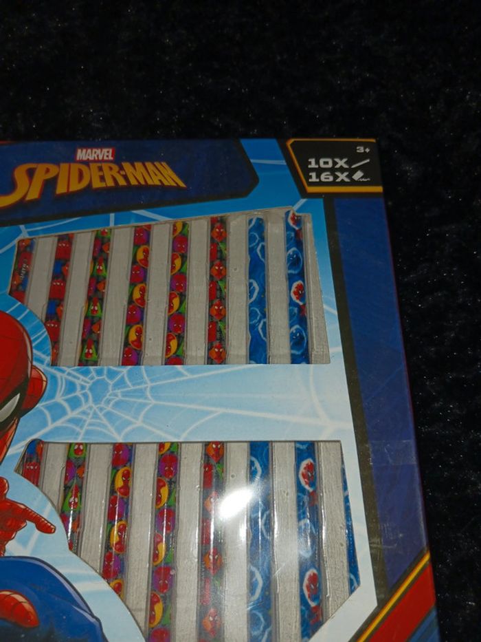 Crayons de couleurs et gommes. Spiderman Marvel - photo numéro 2