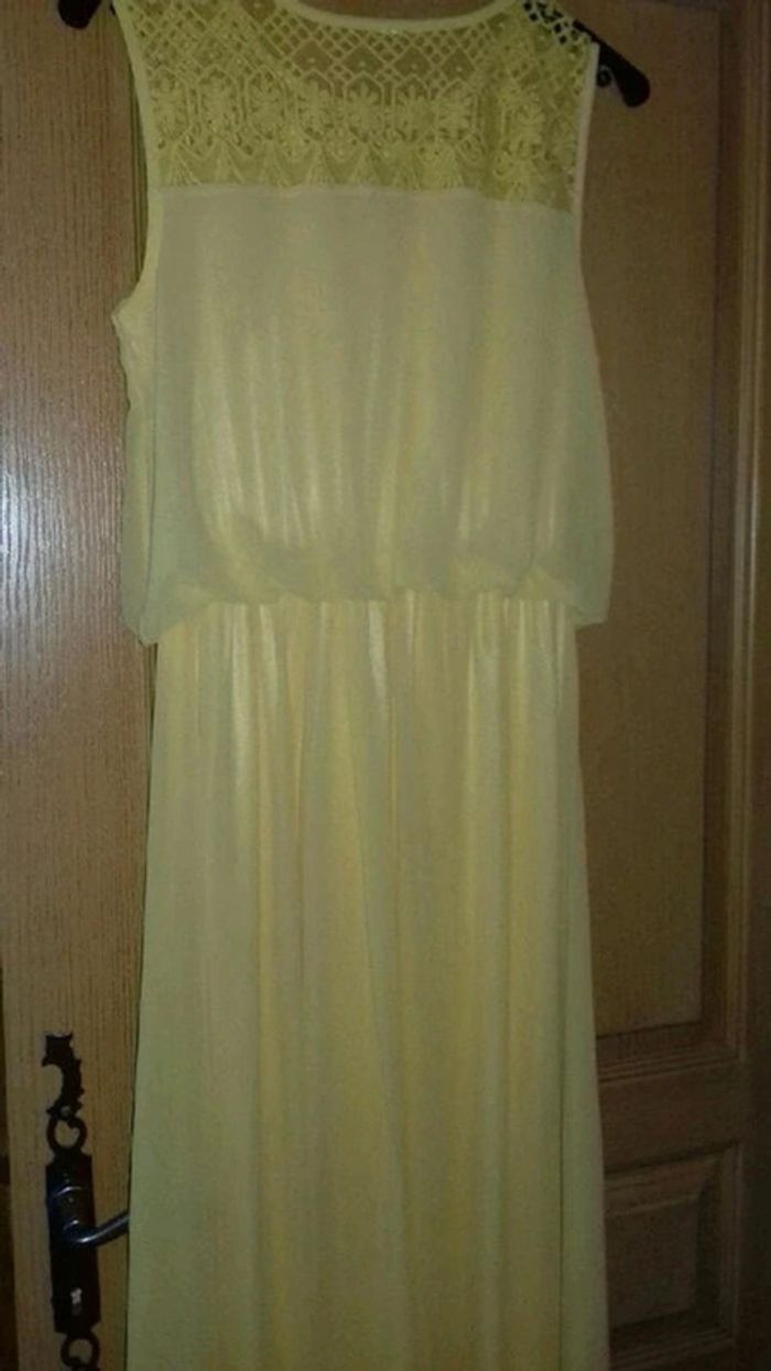 Robe longue jaune doublée dentelle et perles taille 38