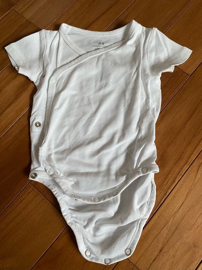 Lot de 2 bodies manches courtes bebe H&M 6mois - photo numéro 3