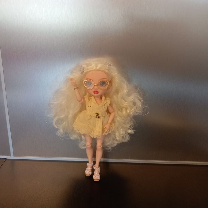 Poupée Rainbow High S4 Deliah Fields - photo numéro 4