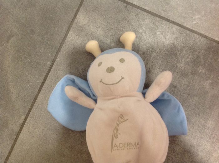 Peluche doudou coccinelle bleue / écrue A-Derma - photo numéro 4