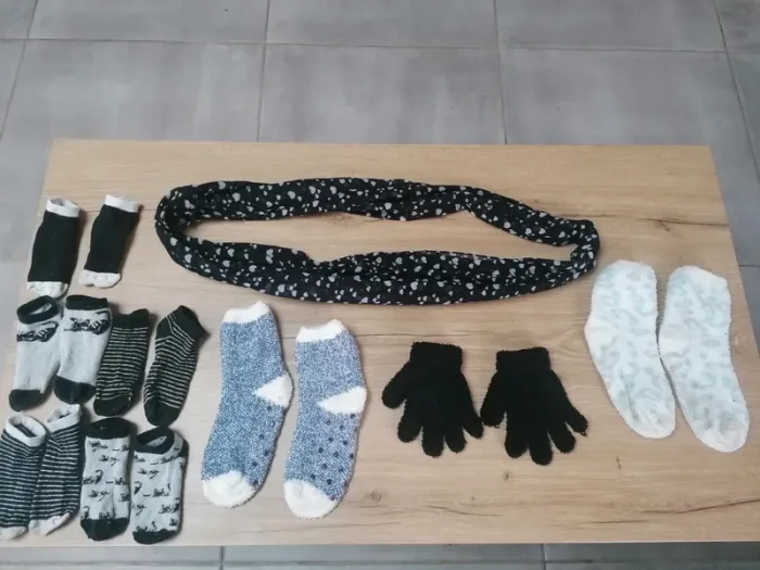 Lot hiver gants / écharpe / chaussettes 31-35 - photo numéro 2