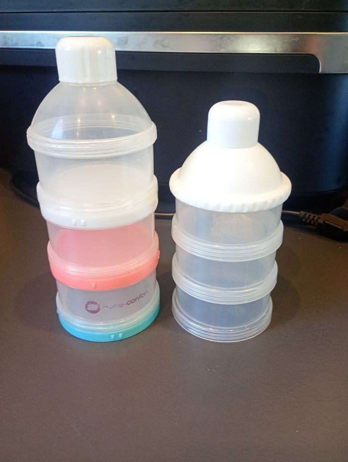 Lot de 2 boîtes doseuses de lait.