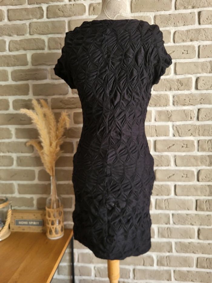 Petite robe noire Zara tissu texturé - photo numéro 12