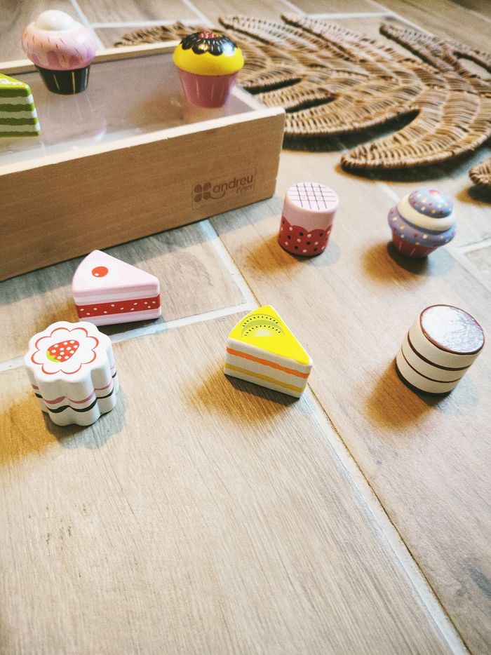 🍰Jeu d'imitation - Dinette en bois Coffret avec gâteaux/pâtisseries à marque Andreu Toys - photo numéro 2