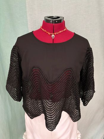 Magnifique blouse noire loose bi-matière bas et manches en crochet