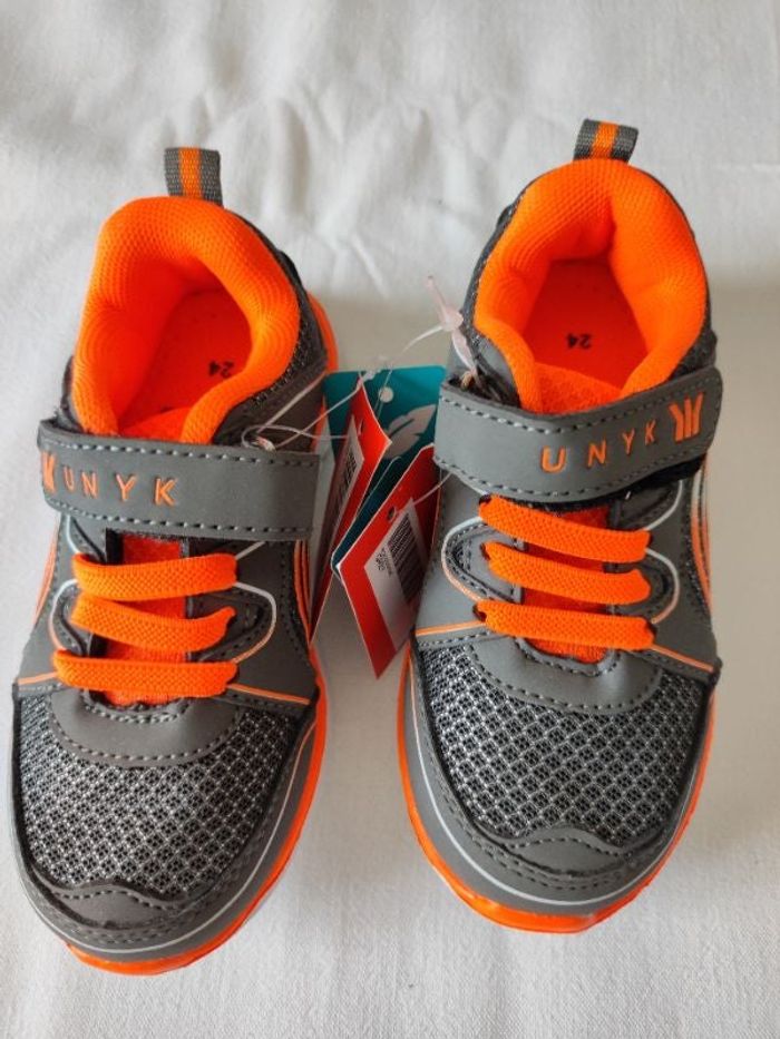 Baskets neuves. Pointure 24