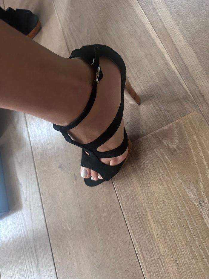 chaussures femme ouvertes noirs en daim de la marque Minelli, en très bon état. - photo numéro 7
