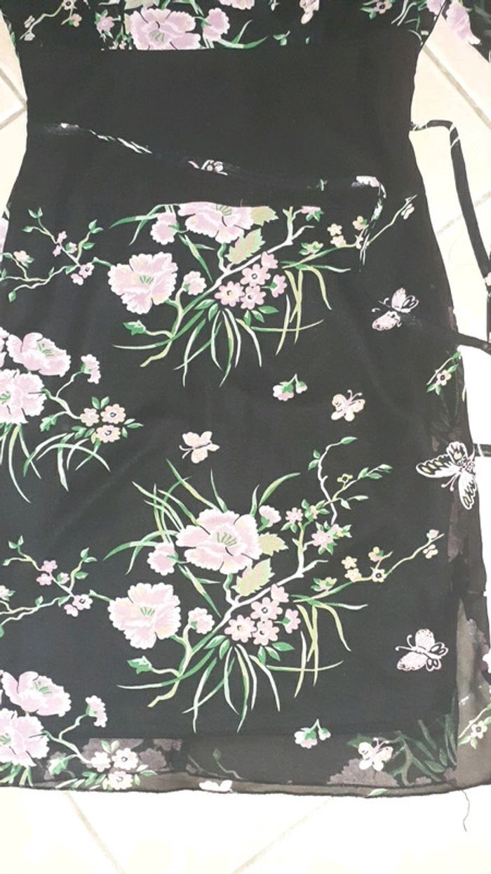 Robe fleuri av joli décolleté - photo numéro 2