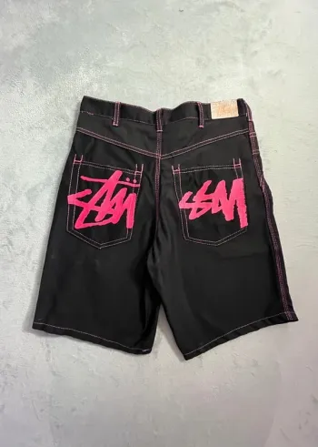 Short/Jort Stussy Black Embroidered Pink Big Logo Back – Taille M