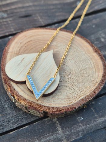 Collier femme avec lettre V brillante