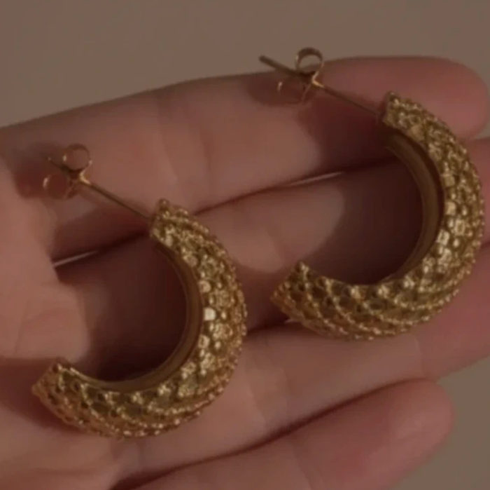 Créoles sculptées orme de C plaquées or