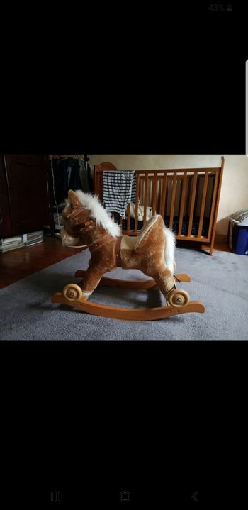 Cheval en bois à bascule et à roulettes