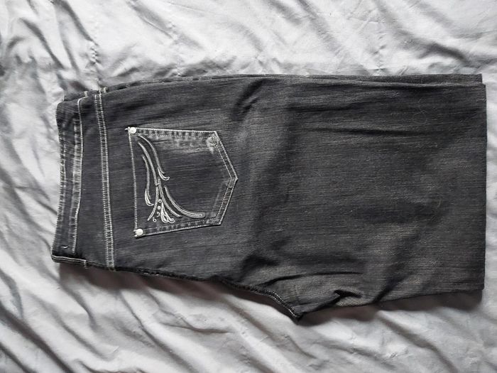 N°241  Jean avec déco sur poche avant et arrière.