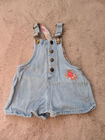 Salopette courte en jean P’tit Bisou 6 mois – fleurs brodées – bon état