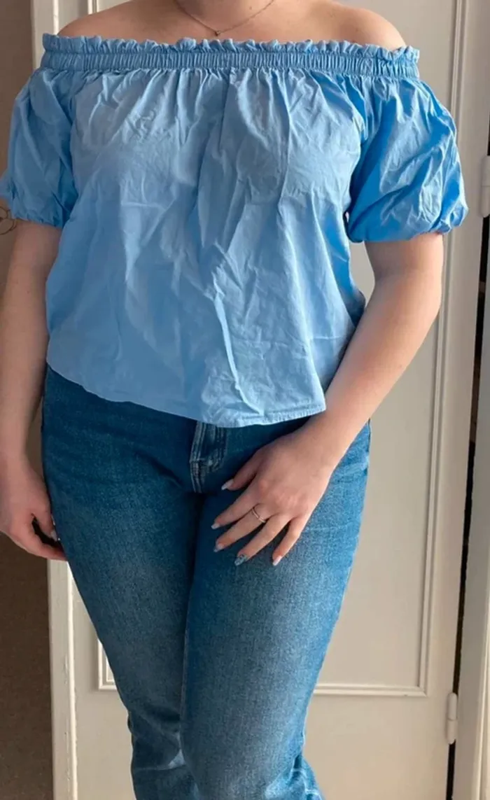 Blouse bleue  épaules  dénudées