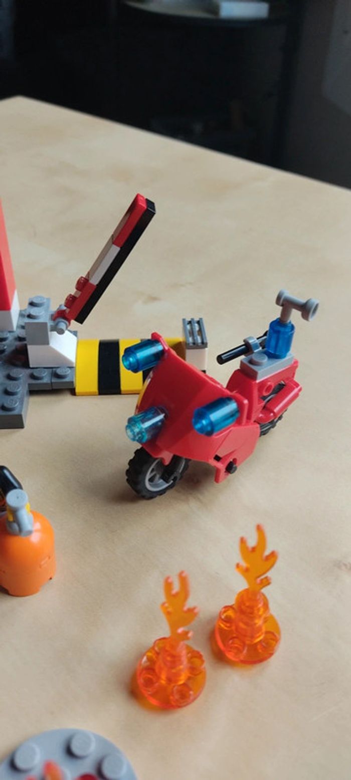 Lego city sauveteur hélicoptère et moto centre de contrôle - photo numéro 5