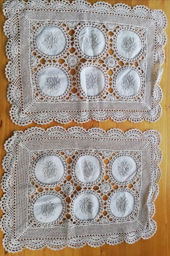 Lot de 2 Napperons crochet et broderie